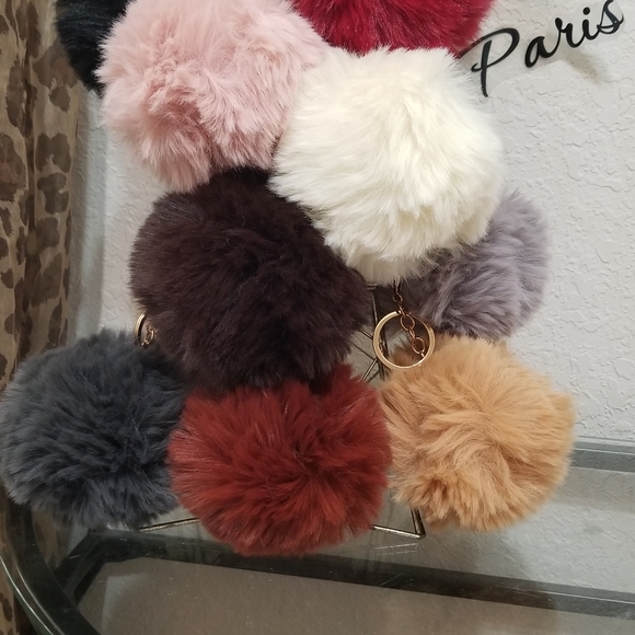 Anthropologi Pom Pom Fuzzy Large Faux Fur Keychain New - Picture 6 of 8